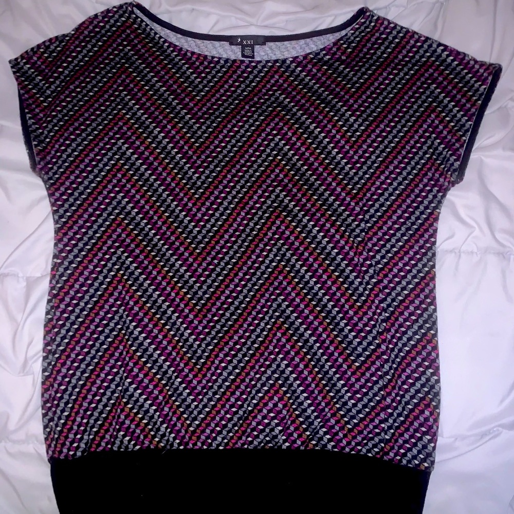 Short sleeve geometric top